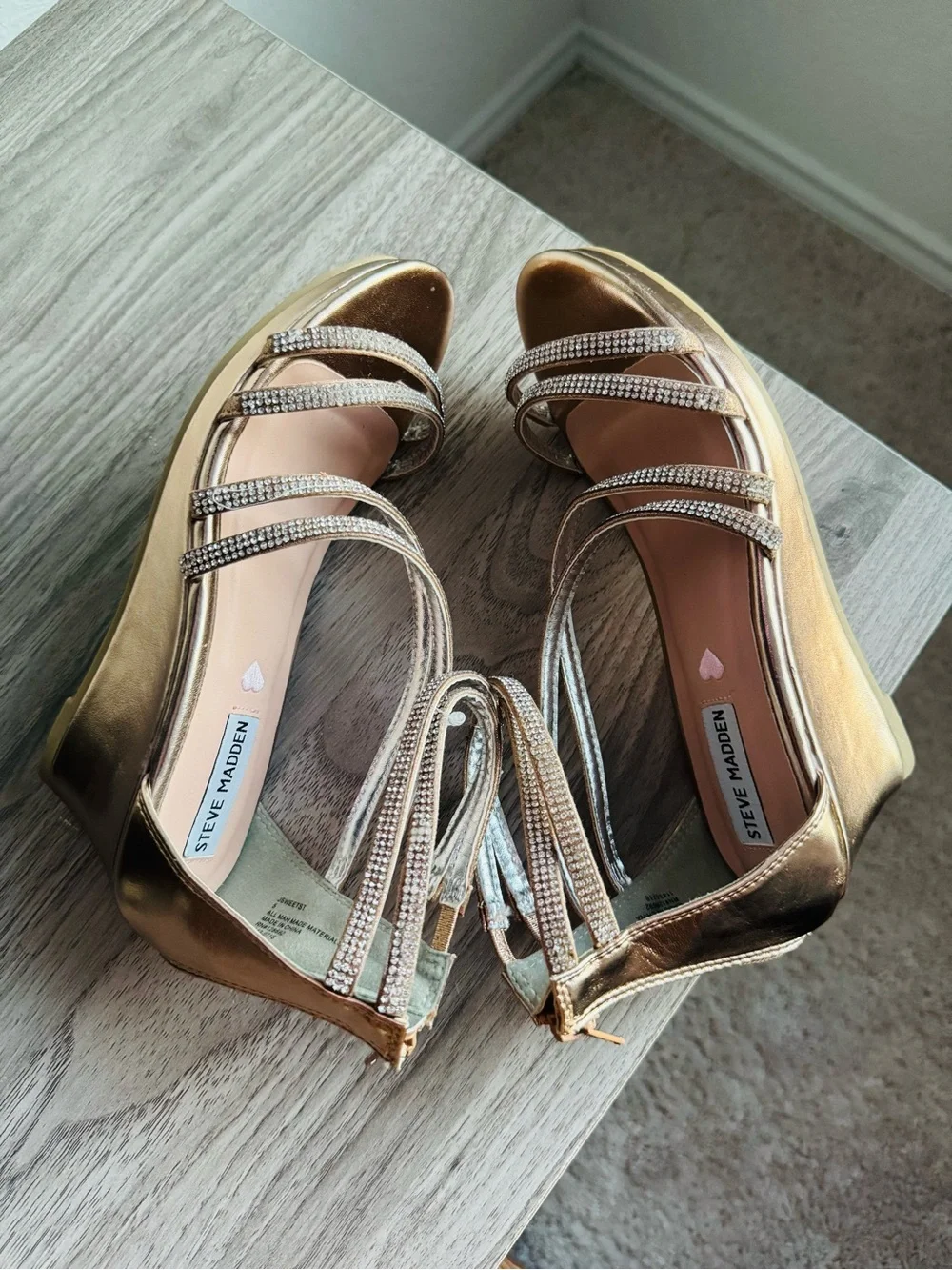 Steve Madden size 5 juniors gold metallic strappy wedges